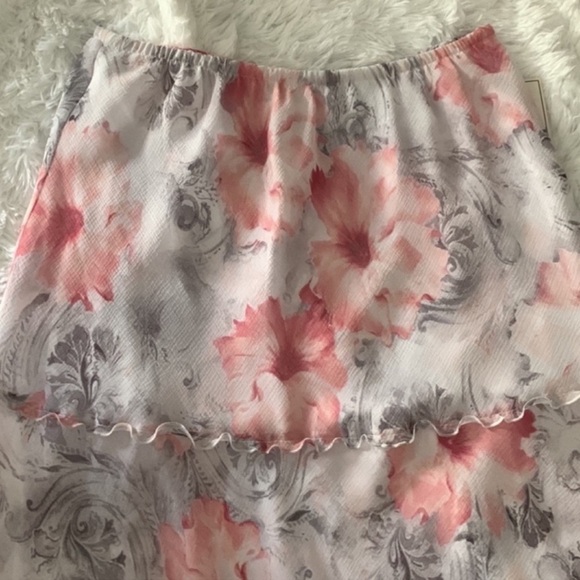 Alfred Dunner "Rose Hill" Pink & Gray Floral Skirt
Size M - Picture 4 of 6